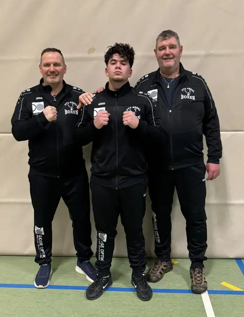  Efe Sezen (Mitte) absolvierte seinen ersten Kampf. Es gratulierten die Coaches Heino Steinert (li.) und Olaf Walther | Foto: VTV Assel