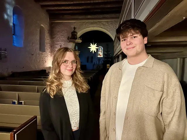 Finja Schumann und Erik Michaelis in der Mauritiuskirche in Hittfeld.  | Foto: C.Wöhling