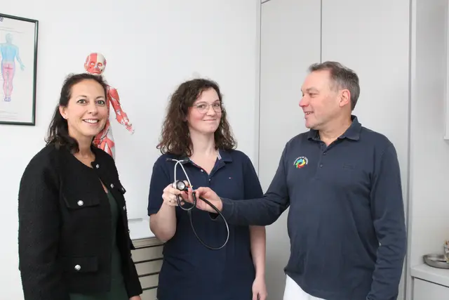 Kreisrätin Ana Cristina Bröcking (li.) freut sich, dass Julia Brinkmann als Nachfolgerin von Dr. Markus Jaeger-Rosiny als Hausärztin in Winsen tätig ist | Foto: Landkreis Harburg