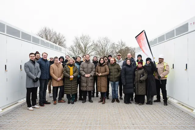 Die Verantwortlichen und Gäste, darunter die CDU-Landtagsabgeordnete  Birgit Butter (vorne, 4. v. li.) und die Bundestagsabgeordnete Vanessa Zobel ( vorne, 6. v.li.) bei der Inbetriebnahme des neuen Batteriespeichers | Foto: Franziska Brodhun