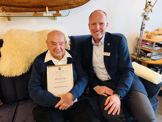 Zwei Geburtstagskinder, ein Vormittag: Heinz Krause (100) erhielt von Bürgermeister Tobias Handtke (50) die Ehrenurkunde der Gemeinde Neu Wulmstorf – beide feiern am  selben Tag Geburtstag | Foto: tml