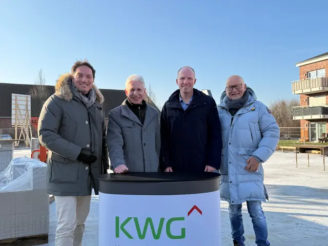 Bei der Grundsteinlegung (v. li.): KWG-Geschäftsführer Daniel Robionek, Landrat Rainer Rempe, Bürgermeister Tobias Handtke und PGN-Geschäftsführer Norbert Behrens | Foto: Landkreis Harburg