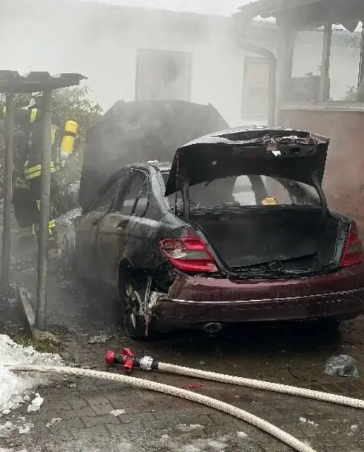 Der Pkw brannte komplett aus | Foto: Polizeiinspektion_Harburg