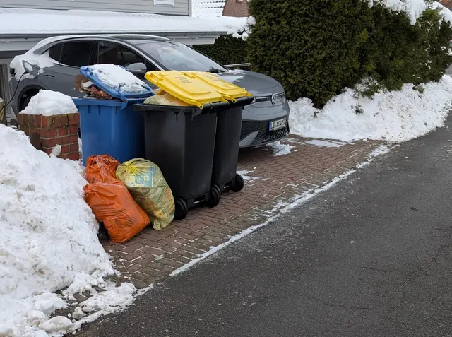 Wegen der eingeschränkten Müllabfuhr findet sich vielerorts an den Straßen - hier in Winsen - ein buntes Tonnensammelsurium | Foto: Jan Filter