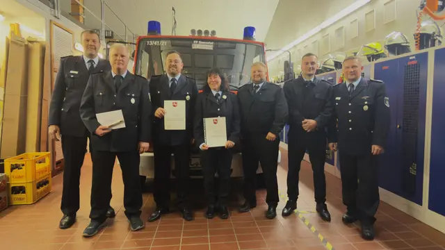 Die Geehrten der Feuerwehr Hörsten mit den beiden stellvertretenden Gemeindebrandmeistern Andreas Brauel (li.) und Simon Steffen (re.) | Foto: Lukas Holthaus, Pressesprecher der FF Hörsten