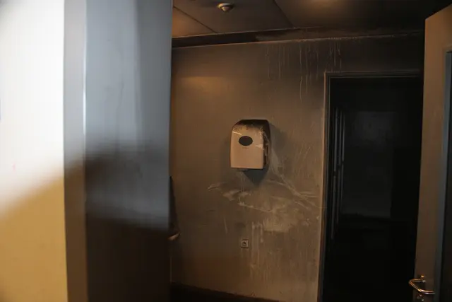 Die stark verrußte Schülertoilette | Foto: Feuerwehr Stade/Stefan Braun