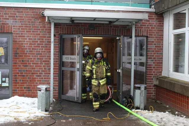 Einsatzkräfte am Schuleingang | Foto: Feuerwehr Stade/Stefan Braun