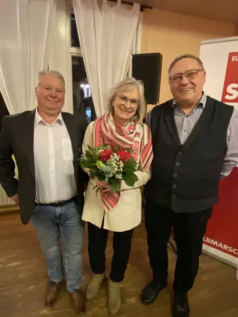 Freude über die große Unterstützung: Samtgemeinde-Bürgermeisterin und Kandidatin Kathrin Bockey, SPD-Ortsvereinsvorsitzender Günter Twesten und dessen Stellvertreter Klaus Stöhr | Foto: Alexandra Groß