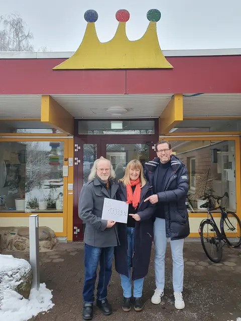 Peter Weh (li.) übergibt die Spende an die Kindergartenleitung Christina Baumann, mit dabei Stadtrat Bernhard Unger (re.) | Foto: jvp