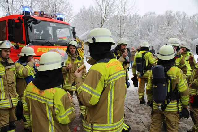 Die Einsatzkräfte wurden von der Schule mit Brötchen und Croissants versorgt | Foto: Feuerwehr Stade/Stefan Braun