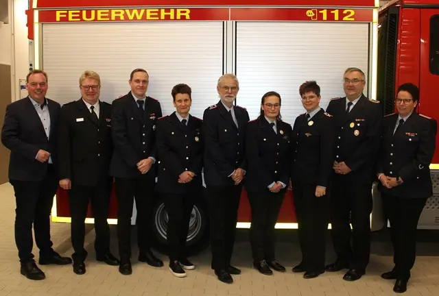 Bürgermeister Andre Wiese (v. li.), Kreisbrandmeister Jörn Petersen, Marco Vick, Claudia Schaar, Axel Quinn, Lisa Überrück, Sandra Zimmermann, Claus-Peter Franke und Ortsbrandmeisterin Manuela Spende

 | Foto: Burkhard Giese