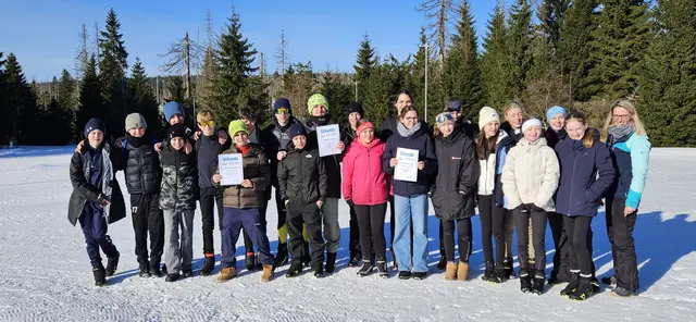 Die Teilnehmer des Wettkampfs mit der Lehrerin und AG-Verantwortlichen Bianca Hüttner | Foto: Gymnasium Hittfeld