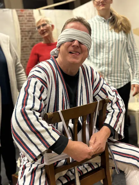 "Manni" wird unfreiwillig zum Gastgeber einer Verkaufsparty | Foto: Bickbeern-Schweizer-Speeldeel