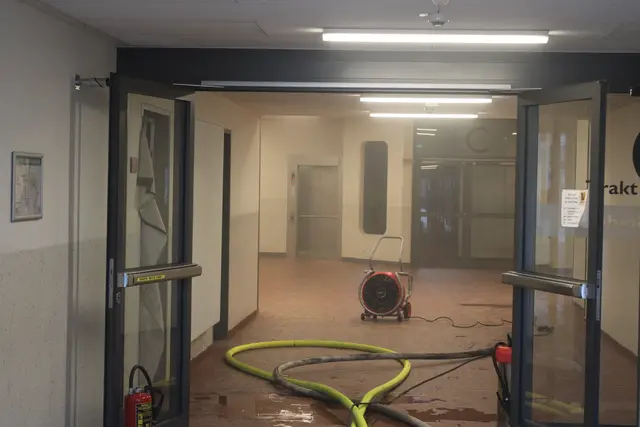 Der verrauchte Flur, links die Toilettentür mit dem Rauchschutzvorhang | Foto: Feuerwehr Stade/Stefan Braun