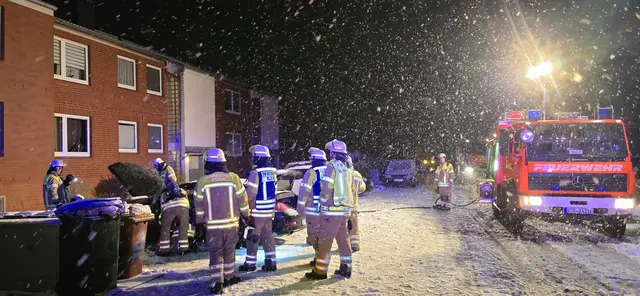 Die Feuerwehr löschte den Schwelbrand am Cabrio | Foto: Feuerwehr Bützfleth/Erwin Bube