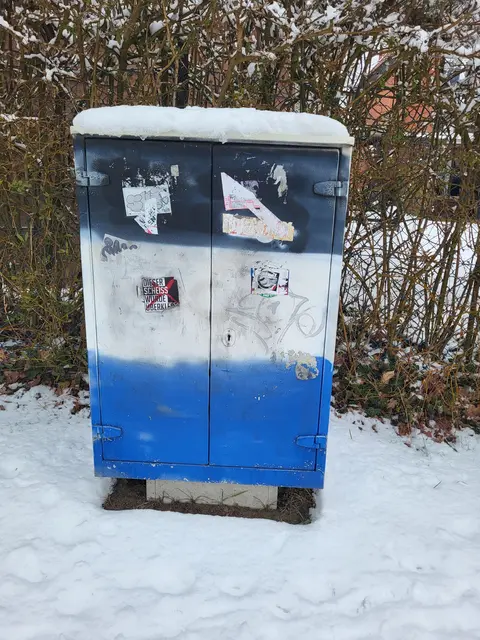 Vom Stromkasten wurden vom Bauhof die unsäglichen Schmierereien entfernt  | Foto: sh