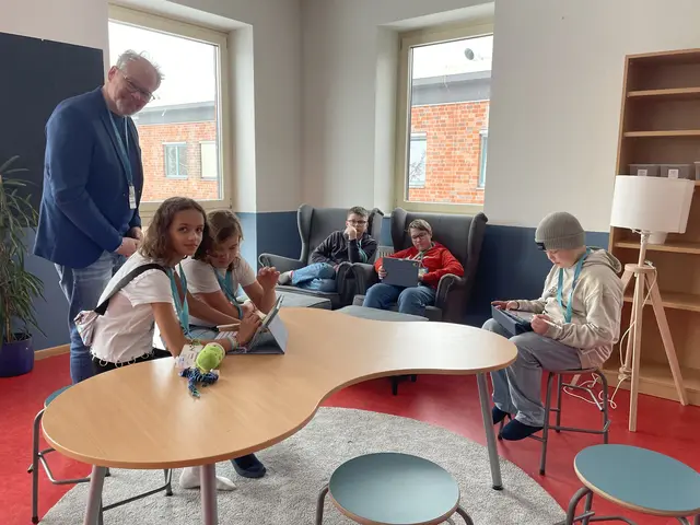 Gesamtschuldirektor Dr. Andreas Bertow mit den kleinen Lernpartnern Elli (v. li.), Evelin, Tjorben, Maik und Lio im Marktplatz | Foto: hg