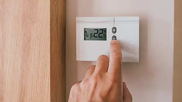 Moderne Heiztechnik im Blick: Ein Thermostat zeigt die aktuelle Einstellung | Foto: adobestock@bitsandsplits