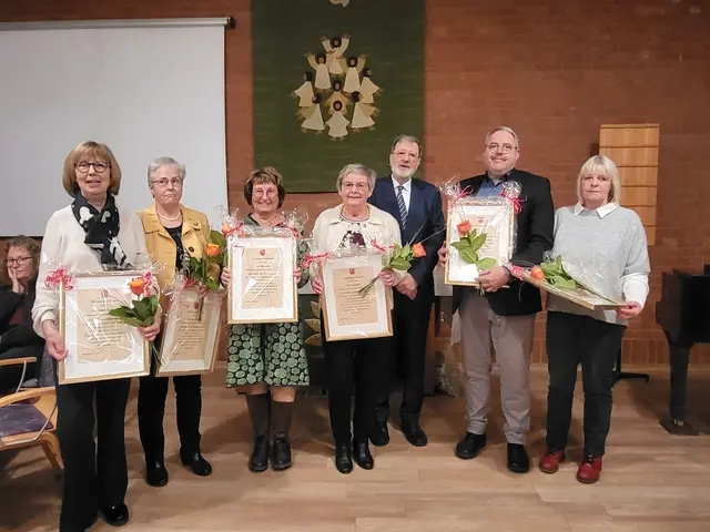 Die Ehrenamtlichen vom Seniorenmittagstisch "Himmel und Erde": Heike Christiansen (v. li.), Elke Oldenburg, Elke Hupke, Hanna Ihler, Bürgermeister Jürgen Böhme, Joachim Zuraw und Ditha Reschke | Foto: sh