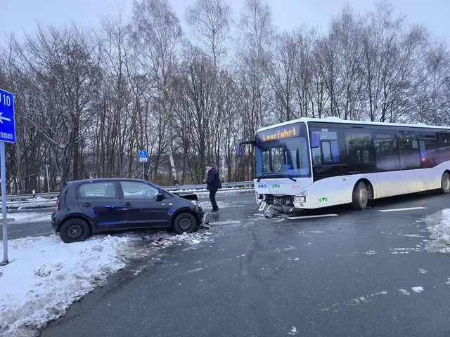 PKW VW und ein Bus kollidierten miteinander | Foto: Remon_Hirschmeier_FF Maschen