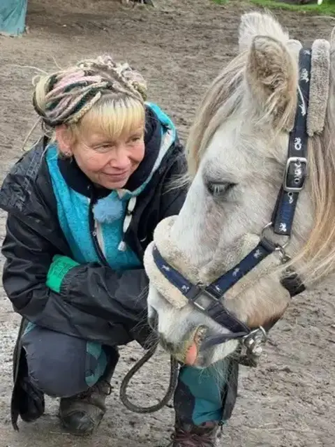 Line Firsching mit Trixie auf ihrem Pferdeschutzhof Seelengefährten | Foto: Docma TV Produktion GmbH