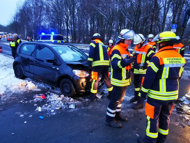 Beim Eintreffen der ersten Kräfte von Rettungsdienst und Feuerwehr gab es schnell Entwarnung, es war keine Person im Fahrzeug eingeklemmt | Foto: Remon_Hirschmeier_FF Maschen