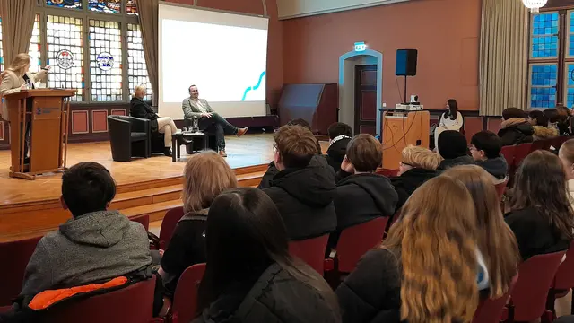 Die stellvertretenden Bürgermeisterinnen Melanie Reinecke (li.) und Daniela Oswald sowie der stellvertretende Bürgermeister Christoph von Schassen stehen den Schülerinnen und Schülern Rede und Antwort | Foto: Hansestadt Stade