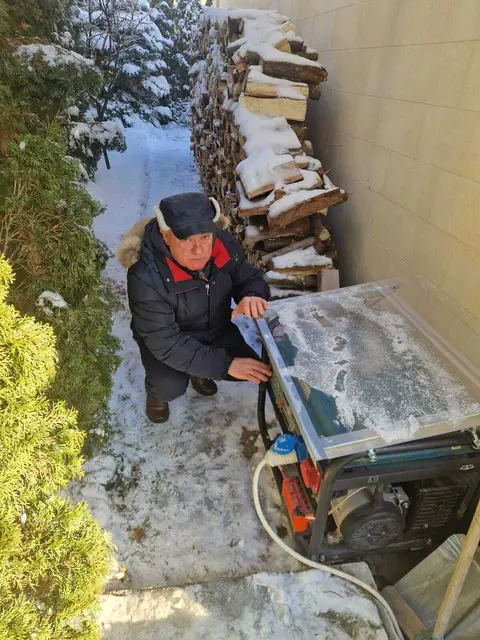 m Eigenheim in einem Kiewer Vorort trotzt er den russischen Angriffen im Winter: Grischa Kaflowsky mit Stromgenerator und Holzvorrat | Foto: G.K: