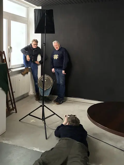 Andere Perspektive: Jürgen Frank (li.) und Tommy Smidt werden von Bennett Bierbaum (8a) vom Boden aus fotografiert | Foto: Mats Mickel-Garbers