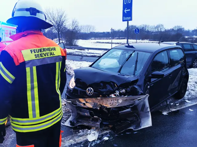 Für die Feuerwehr war der Einsatz nach gut 30 Minuten beendet, Unfallursache bisher unbekannt | Foto: Remon_Hirschmeier_FF Maschen