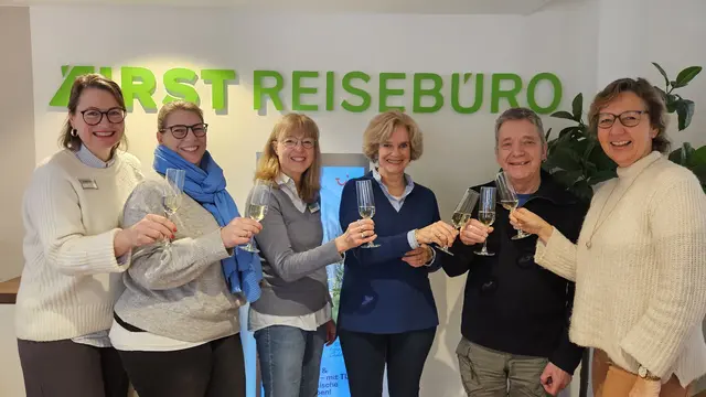 Den Hauptgewinn feiern Kaatje Reil (v.li.), Annika Keusch und Burga Schmidtsdorff (Mitarbeiterinnen des FIRST REISEBÜRO Stade), Sabine v. d. Decken (Präsidentin IWC Niederelbe), Gewinner Wulf Gräntzdörffer und Nicole Leuchtenböhmer (Geschäftsführerin des FIRST REISEBÜRO Stade) | Foto: Inner Wheel Club Niederelbe
