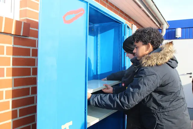 Kurz vor der Eröffnung des Tauschschranks für Werkzeugs nehmen die Jugendlichen noch schnell die letzten Handgriffe vor und bauen die Regale ein | Foto: Landkreis Harburg