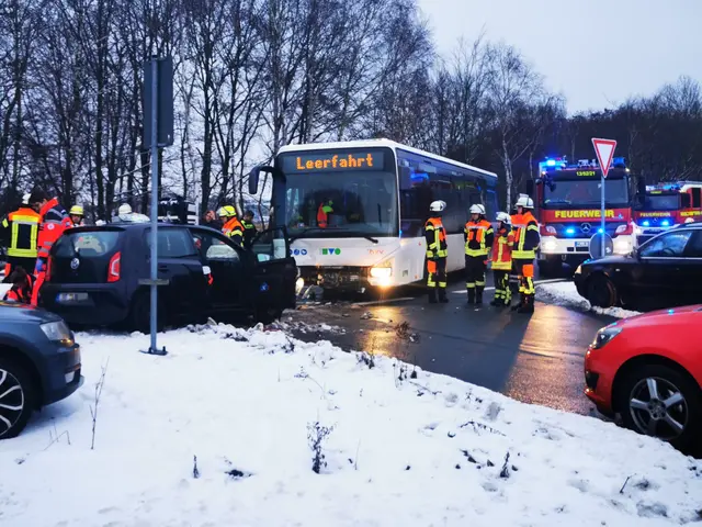 Kollision zwischen einem PKW und einem Bus zwischen Maschen und Hittfeld. Die verletzte Fahrerin wurde durch die Feuerwehr mit einem speziellen Rettungsbrett aus dem Fahrzeug befreit | Foto: Remon_Hirschmeier_FF Maschen