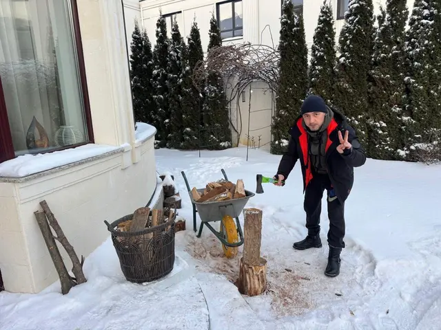 Holz hacken im heimischen Garten: Sascha Kaflowsky kümmert sich um Nachschub | Foto: G.K.