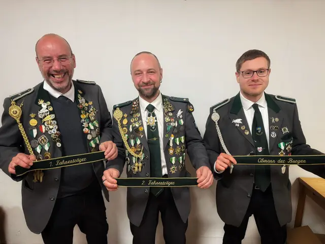Die neuen Amtsträger: 1. Fahnenträger Paolo Bonsaignore (v. li.), 2. Fahnenträger Ronny Steffen sowie der Obmann der Burgen, Niklas Grams | Foto: Schützenverein Ramelsloh