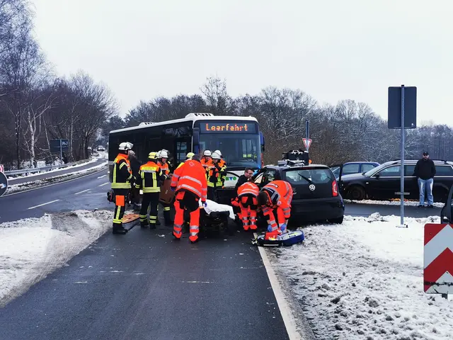 Das Team des Rettungsdiensts begleitete die Verletzte in ein umliegendes Krankenhaus zur weiteren Behandlung | Foto: Remon_Hirschmeier_FF Maschen