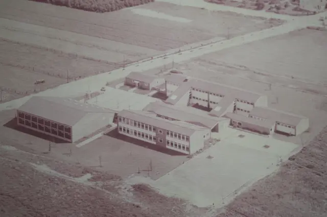 Die Heideschule nach dem Bau vor rund 60 Jahren - allein im Grünen | Foto: Heideschule