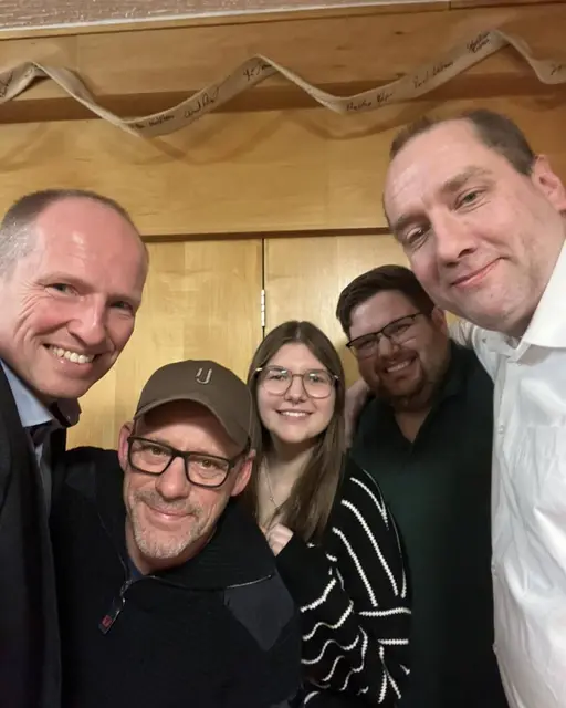 Bürgermeister Tobias Handtke (r.) nach seiner Nominierung als Bürgermeisterkandidat durch die UWG / Freie Wähler Neu Wulmstorf bei einer Mitgliederversammlung im Dezember | Foto: T. Handtke