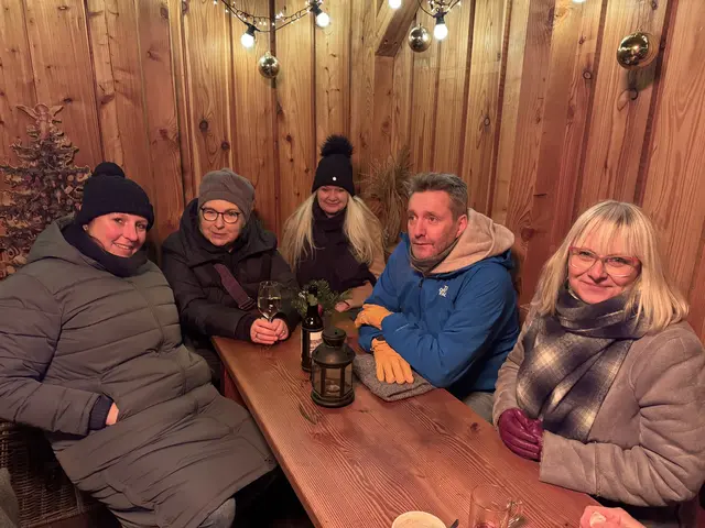 Open-Air mit Wetterschutz: Julia Reese (v. li.), Sabine Mojen, Andrea Stenske-Becker (Wahlkreisbüro CDU), Christian Meyer, Ilka Stenzel (Kreisgeschäftsführerin CDU) | Foto: CDU