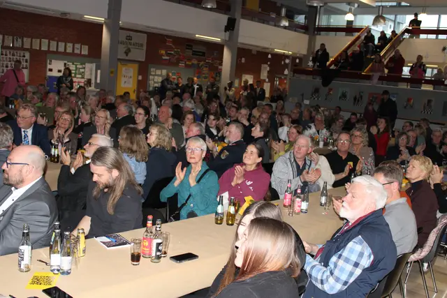 Zahlreiche interessierte Bürger waren zum Empfang in der Aula der Oberschule gekommen | Foto: ce