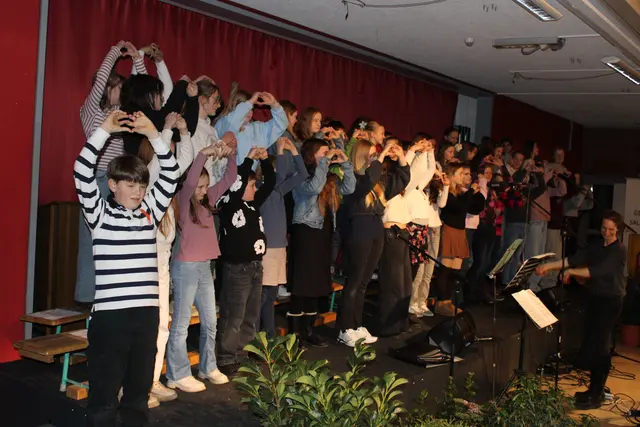 Der Schulchor der Oberschule und die Chorklasse 6 des Gymnasiums performten gemeinsam den Song "Count on me" von Bruno Mars | Foto: ce