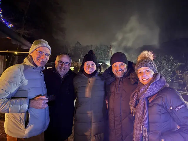 Gespräche bei winterlichen Temperaturen und Glühwein: Hans-Heinrich Aldag (v. li., Kreistag und Samtgemeinderat), Jan Bauer (Land- und Kreistag), Julia Reese (Bürgermeisterkandidatin), Aydin Yakin (Gemeinderat) und Cornell Babendererde (Bundestag) | Foto: CDU
