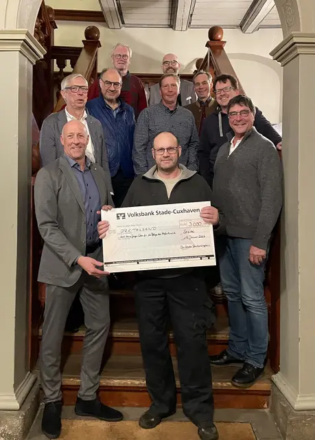 Vertreter der Stader Brüderschaften sowie Erster Stadtrat Lars Kolk (hinten re.) übergeben Hans-Jürgen Weber (vorne Mitte einen symbolischen Spendenscheck | Foto: Hansestadt Stade