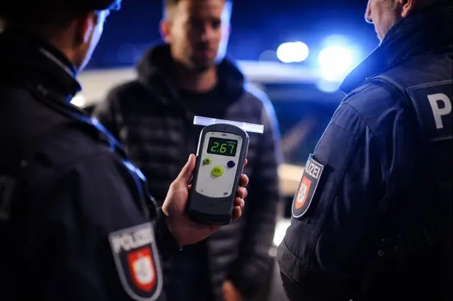 Polizeikontrolle mit Alkoholtest (Symbolbild) | Foto: jvp_KIgeneriert