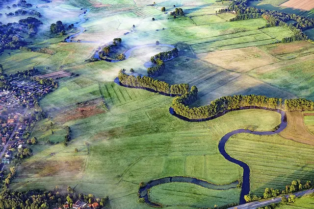 Die Stader Schwingewiesen sollen im Rahmen der Entwicklungskonzepte u.a. neue Wegeverbindungen entstehen | Foto: Martin Elsen / nord-luftbilder.de