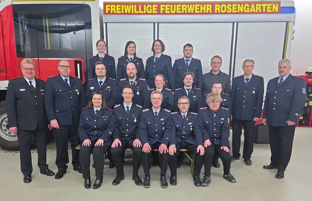 Geehrte, Beförderte und Ehrengäste bei der Jahreshauptversammlung der Freiwilligen Feuerwehr Vahrendorf-Sottorf | Foto: Ingar Braf