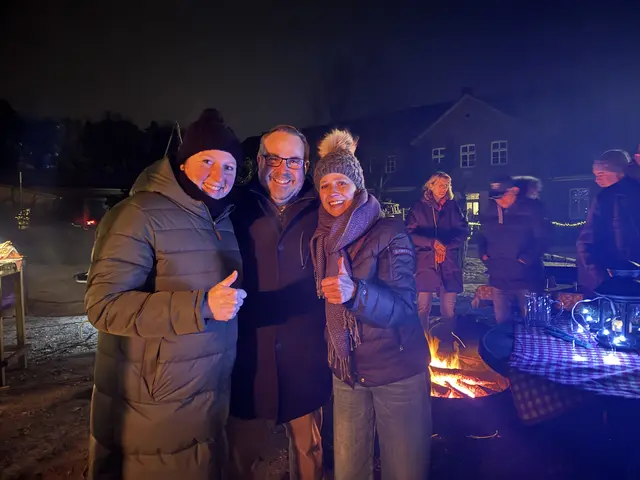 Am Lohof-Lagerfeuer der CDU: Julia Reese (v. li., Gemeindeverwaltung, Bürgermeisterkandidatin), Jan Bauer und Cornell Babendererde | Foto: CDU