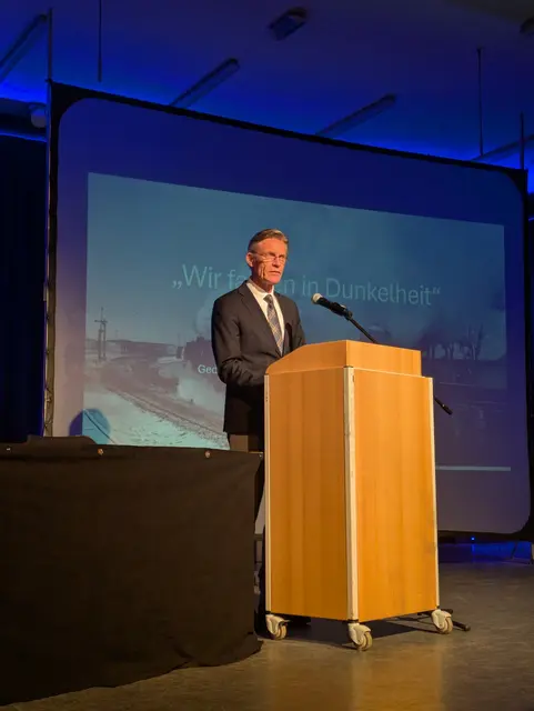 Bürgermeister Jan-Hendrik Röhse spricht bei der zentralen Gedenkveranstaltung zum Holocaust-Gedenktag in der Aula des Gymnasiums Am Kattenberge | Foto: Stadt Buchholz