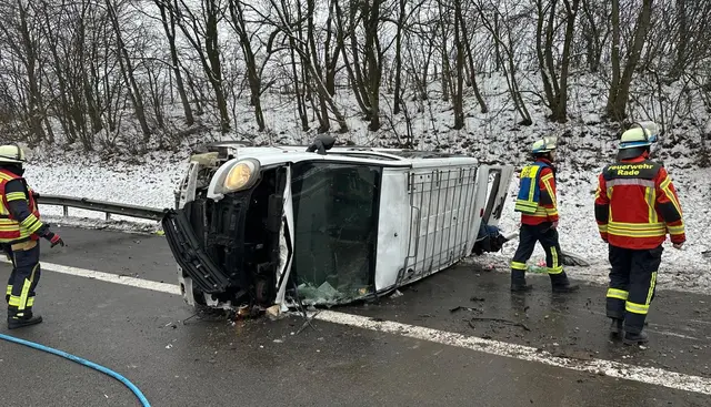Dieser Kleinbus hatte sich augenscheinlich im Böschungsbereich überschlagen und lag auf dem Seitenstreifen auf der Seite | Foto: FF Leversen-Sieversen