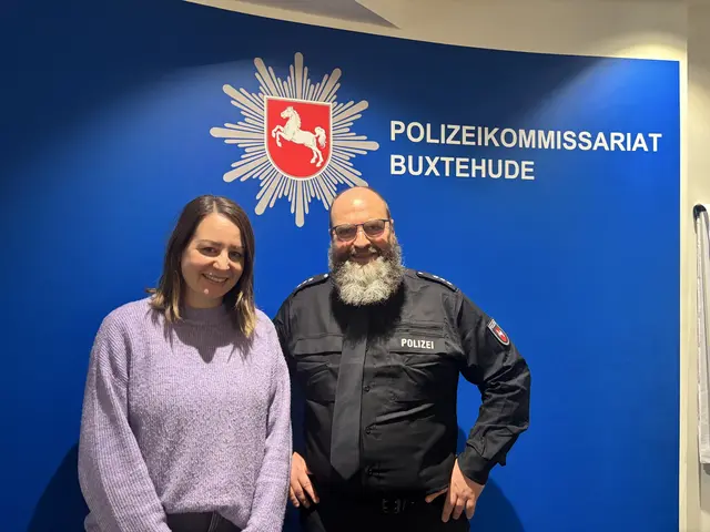 Führten die Tests durch und beantworten geduldig alle Fragen:
Sachbearbeiter Prävention des Polizeikommissariats Buxtehude Kriminalhauptkommissar Johannes Droßbach (56) und seine Kollegin  Sachbearbeiterin im Ermittlungsdienst für Verkehrsdelikte Kriminaloberkommissarin Sabrina Reiß (41)  | Foto: Stefanie Schimanski